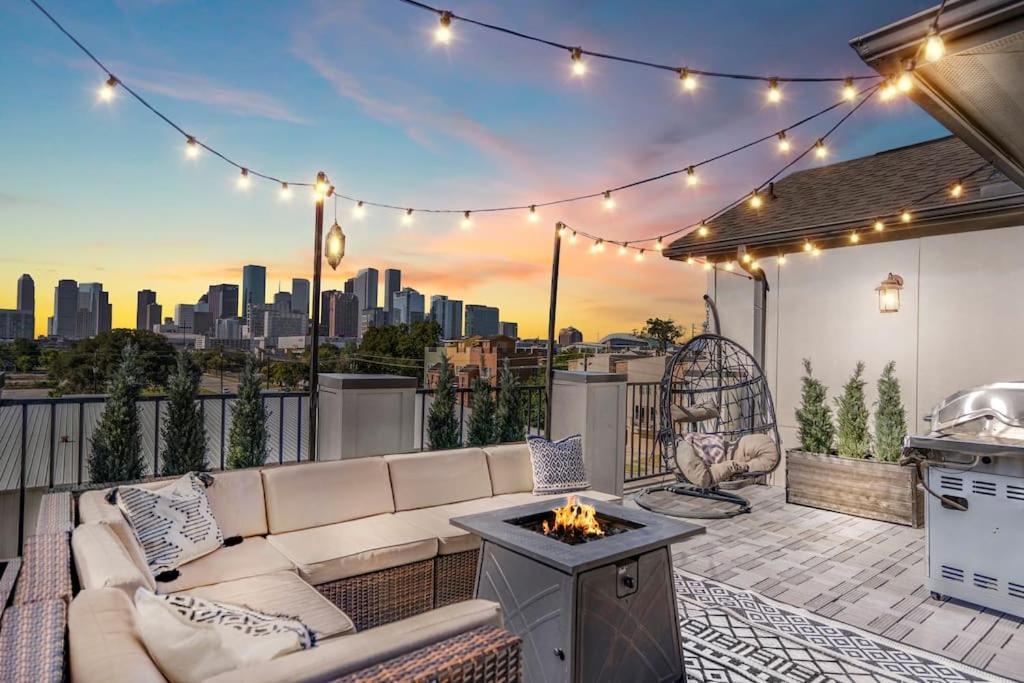 Luxury Downtown Home W Rooftop Deck In The Skyline Houston Bagian luar foto