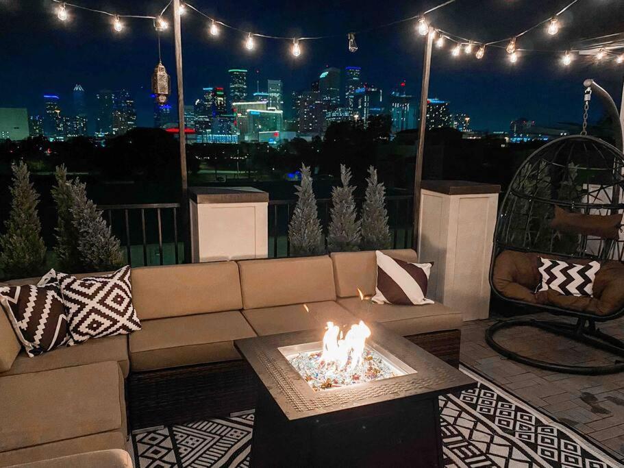 Luxury Downtown Home W Rooftop Deck In The Skyline Houston Bagian luar foto