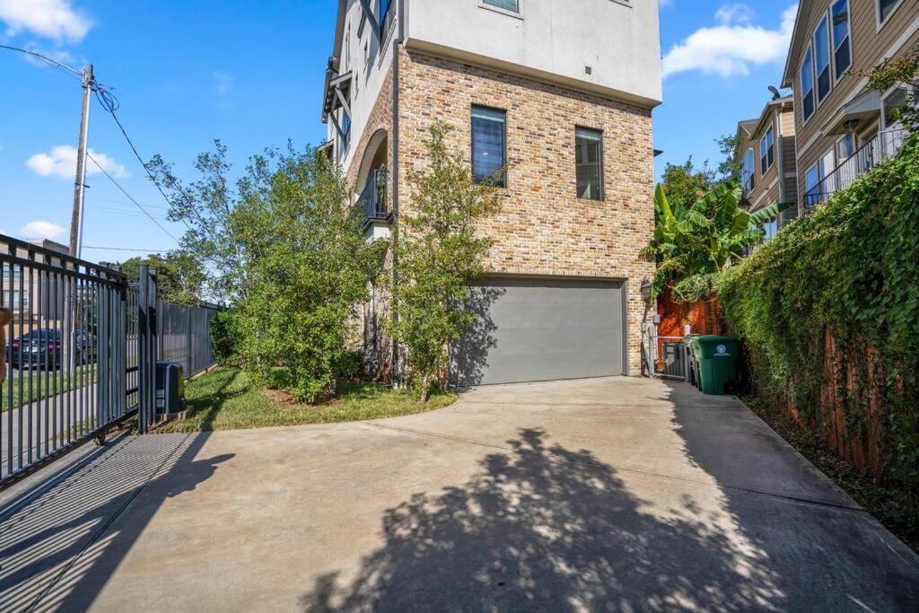 Luxury Downtown Home W Rooftop Deck In The Skyline Houston Bagian luar foto