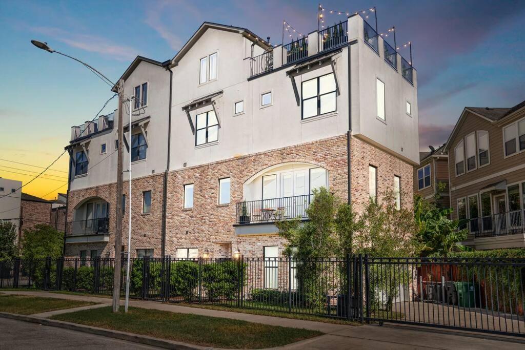 Luxury Downtown Home W Rooftop Deck In The Skyline Houston Bagian luar foto