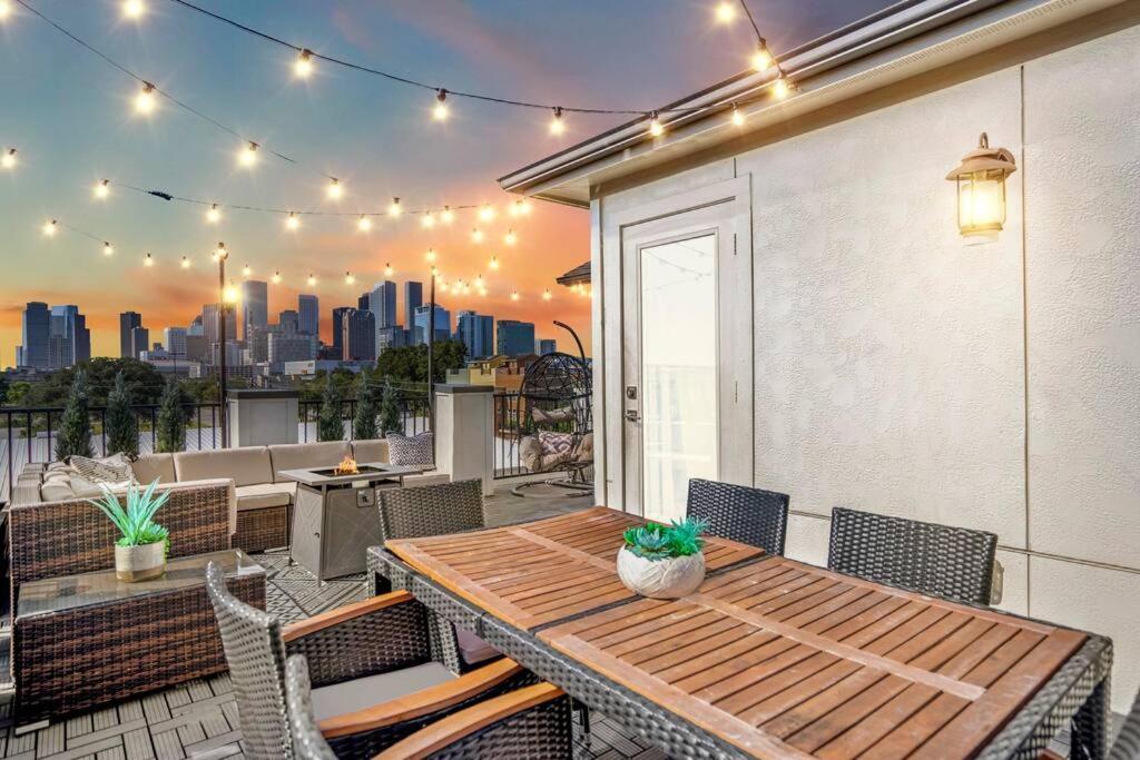 Luxury Downtown Home W Rooftop Deck In The Skyline Houston Bagian luar foto