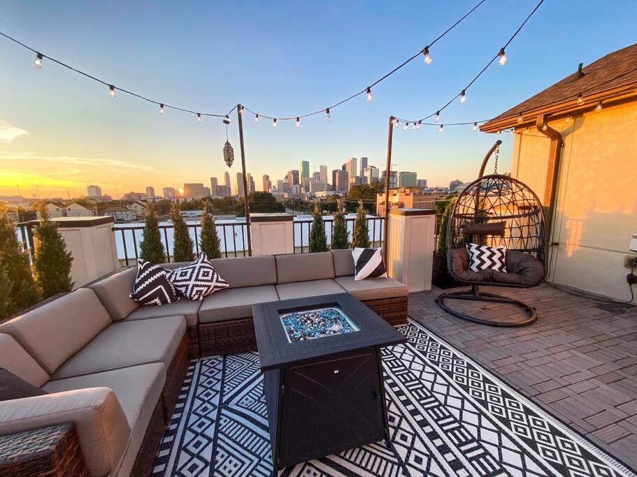 Luxury Downtown Home W Rooftop Deck In The Skyline Houston Bagian luar foto